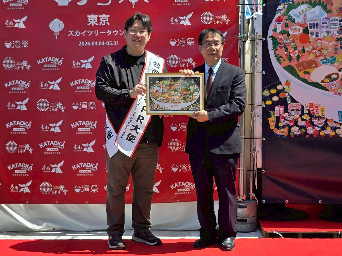 台灣祭將台南普濟殿的手繪燈籠及台南限定小吃等獨特的台南風情搬到日本。黃偉哲今日率團前往「東京晴空塔」展區及「群馬太田」展區推廣支持。 圖：台南市政府提供