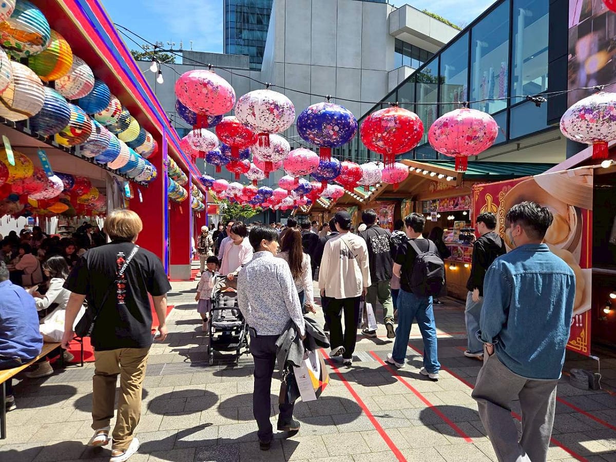 台灣祭將台南普濟殿的手繪燈籠及台南限定小吃等獨特的台南風情搬到日本。黃偉哲今日率團前往「東京晴空塔」展區及「群馬太田」展區推廣支持。 圖：台南市政府提供