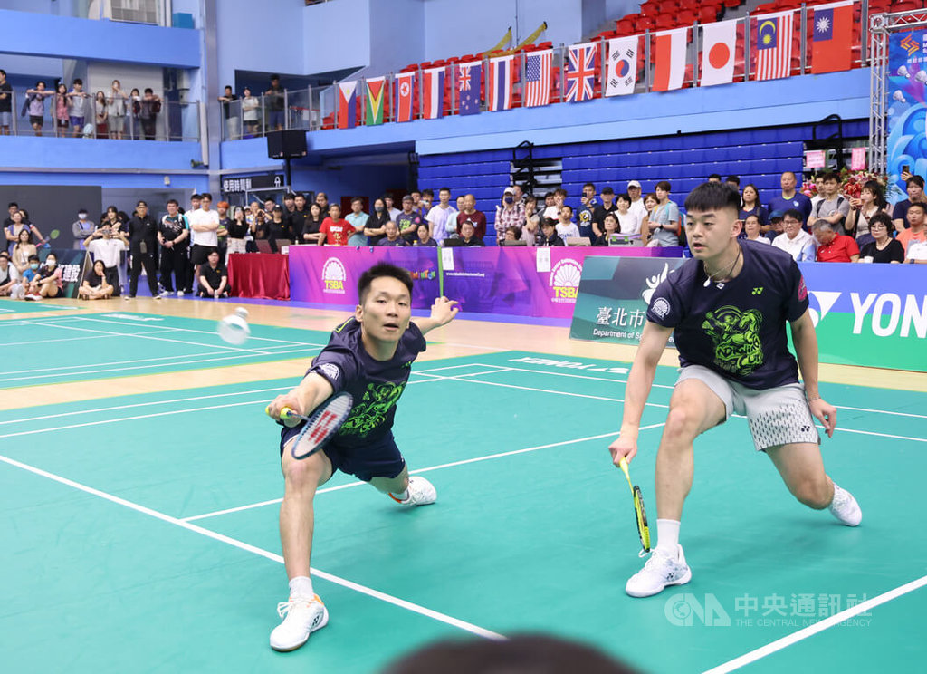 運動部長李洋（前左）12日與昔日搭檔王齊麟（前右）再度合體，現身清晨盃羽球賽表演賽，最終以31比19獲勝，重現「麟洋配」風采。中央社記者張新偉攝　115年4月12日