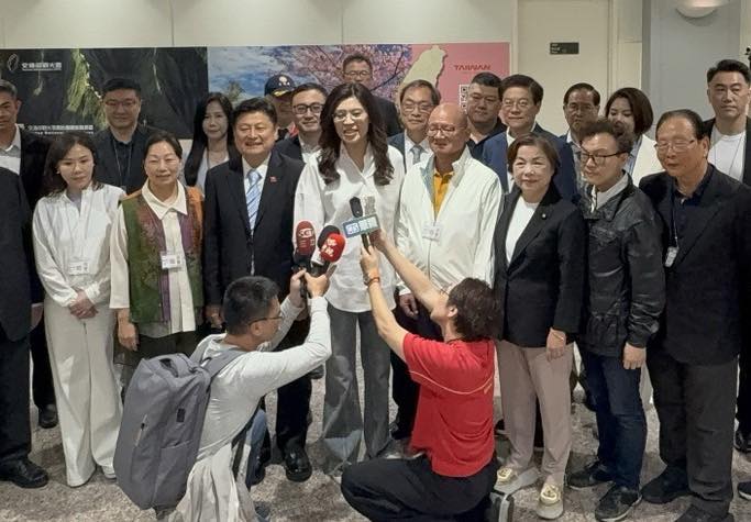 國民黨主席鄭麗文結束訪中行程，下午返抵桃園機場，多名國民黨立委到場接機。 圖：擷自國民黨立委廖先翔臉書