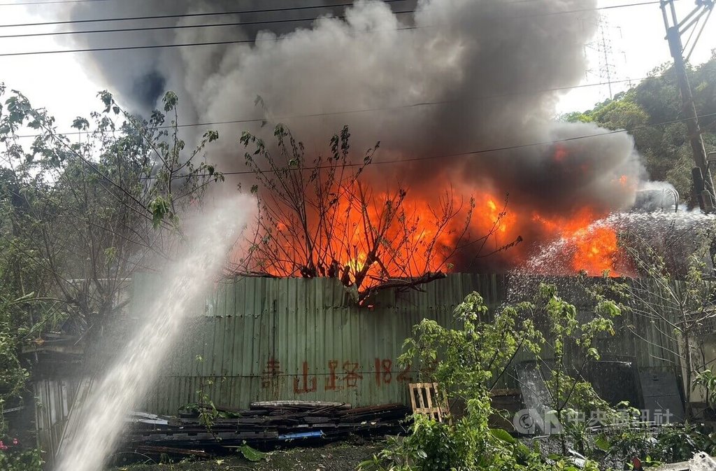 新北市新莊區壽山路一處鐵皮工廠12日下午發生火警，濃煙直竄，警消呼籲附近居民關閉門窗，外出戴口罩。（翻攝照片）中央社記者王鴻國傳真　115年4月12日