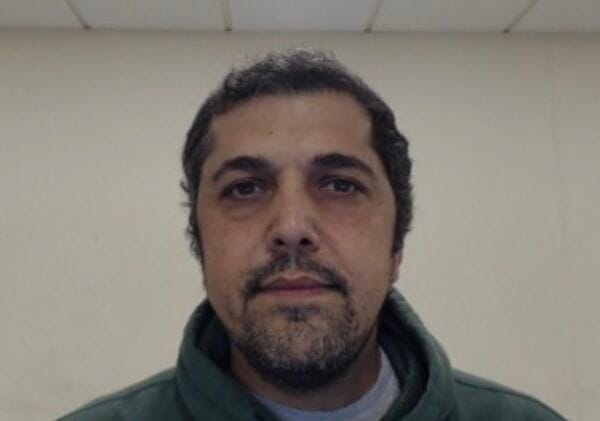 伊朗前副總統艾伯特卡之子哈希米（Seyed Eissa Hashemi）一家三口被逮捕。 圖：翻攝自@DHSgov