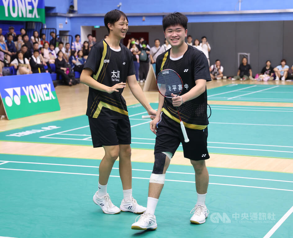 2026世界清晨盃暨吳文達紀念盃羽球錦標賽12日在台北體育館上演「麟洋配」表演賽，對手為2026全國第一次青年暨青少年羽球錦標賽U19男雙冠軍高雄中學林聖茗（左）、治平高中黃子源（右）。中央社記者張新偉攝　115年4月12日
