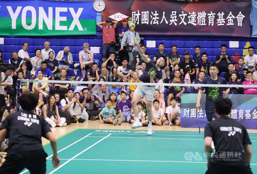2026世界清晨盃暨吳文達紀念盃羽球錦標賽12日在台北體育館迎來最後一天賽事，運動部長李洋（後右）與昔日搭檔王齊麟（後左）合體現身表演賽，場邊坐滿球迷觀賽。中央社記者張新偉攝　115年4月12日