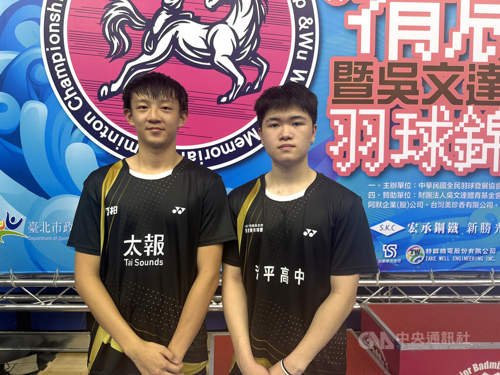 運動部長李洋與昔日搭檔王齊麟在12日清晨盃羽球賽合體參加表演賽，對手是今年U19全國男雙冠軍林聖茗（左）、黃子源（右）；與奧運雙金交手，2人都認為夢想成真。中央社記者黎建忠攝　115年4月12日