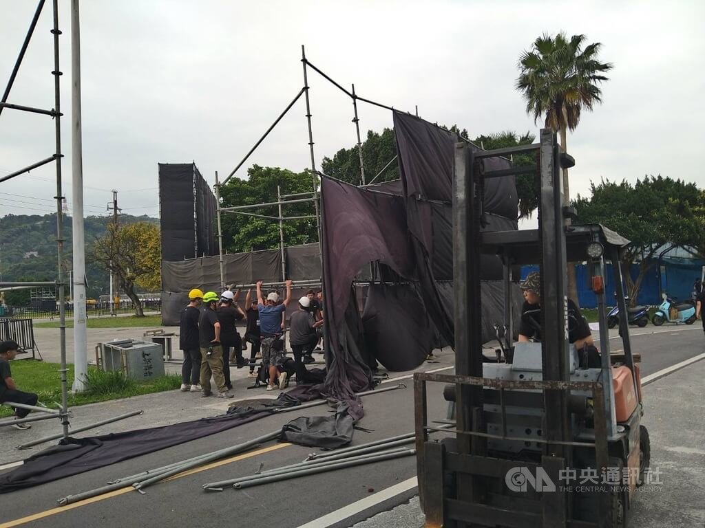 BanG Dream！大型實體活動在台北大佳河濱公園舉行，有網友12日表示，現場圍籬遭強風吹倒，消防局獲報後派員到場了解，幸無人受傷，活動單位也趕忙恢復相關設施。（翻攝照片）中央社記者黃麗芸傳真　115年4月12日