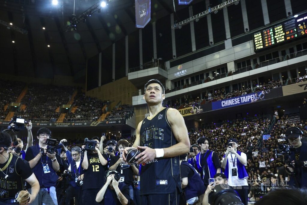 台灣職籃P.LEAGUE+台北富邦勇士球星「野獸」林志傑（前中）12日在台北小巨蛋進行引退賽，最終由勇士擊退洋基工程，林志傑賽後也送出簽名球給幸運球迷留念。中央社記者裴禛攝　115年4月12日