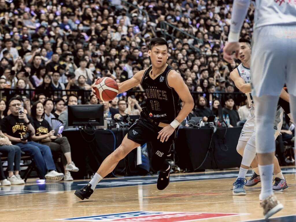 台灣職籃P. LEAGUE+台北富邦勇士12日與洋基工程在台北小巨蛋交手，勇士球星林志傑（中）全場打了27分鐘，總計8投3中，拿下8分、3籃板、2助攻，如願完成本週末的2場引退賽。（PLG提供）中央社記者黎建忠傳真　115年4月12日