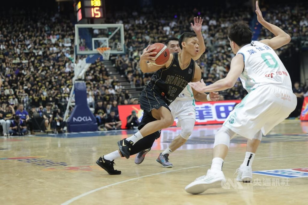 台灣職籃P.LEAGUE+台北富邦勇士球星林志傑（中黑衣）將於本季結束卸下球員身分，12日在台北小巨蛋的引退賽與洋基工程交手，林志傑展現拚勁，切入禁區上籃。中央社記者裴禛攝　115年4月12日