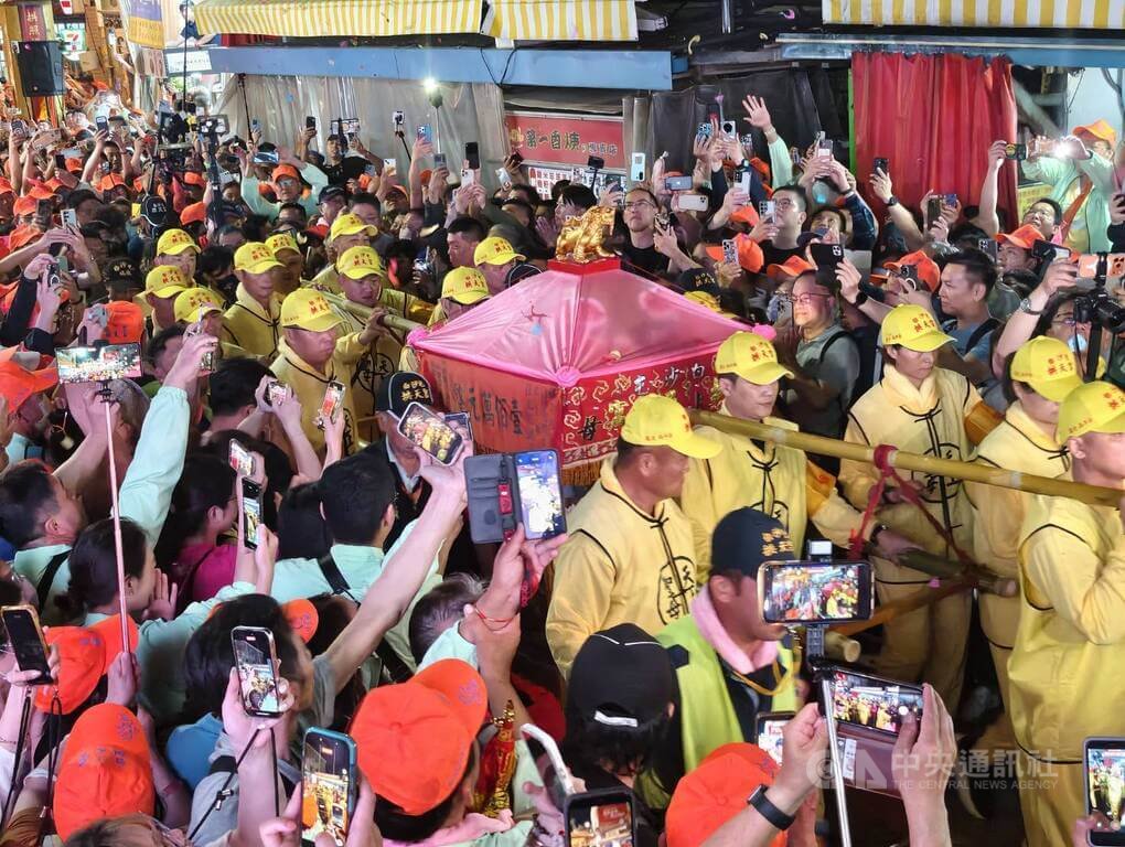 苗栗通霄白沙屯拱天宮媽祖徒步往北港朝天宮進香13日凌晨起駕出發，大批信眾簇擁「粉紅超跑」鑾轎展開8天7夜宗教之旅。中央社記者管瑞平攝　115年4月13日 圖：中央社提供
