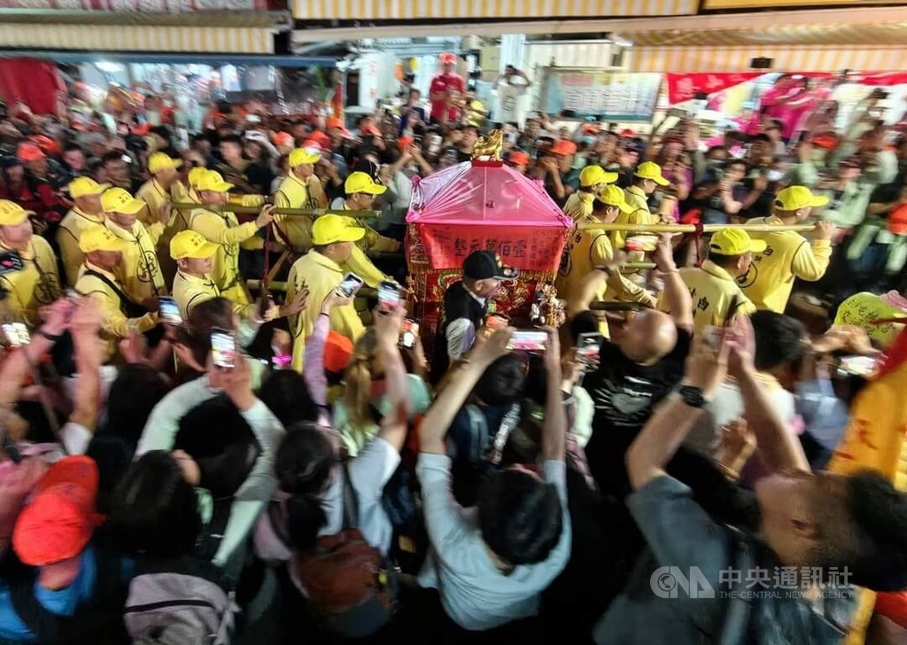 苗栗通霄白沙屯媽祖徒步往北港進香13日凌晨起駕，「粉紅超跑」鑾轎自拱天宮出發，率領逾46萬報名的香燈腳展開8天7夜行程。中央社記者管瑞平攝　115年4月13日 圖：中央社提供