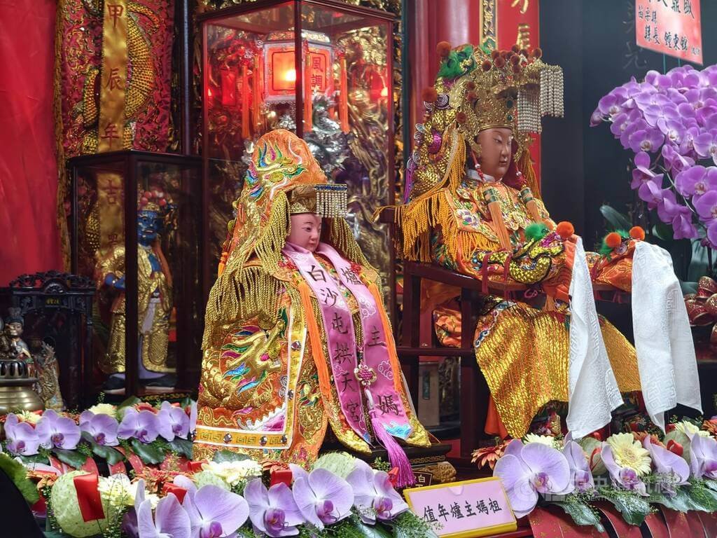 苗栗通霄白沙屯拱天宮媽祖徒步往北港朝天宮進香活動13日凌晨起駕。拱天宮表示，除了往年鄰近的山邊媽祖陪同外，2026年拱天宮爐主媽祖（左）也加入行列，與正殿媽祖（右）一起照顧眾多香燈腳。中央社記者管瑞平攝　115年4月13日 圖：中央社提供