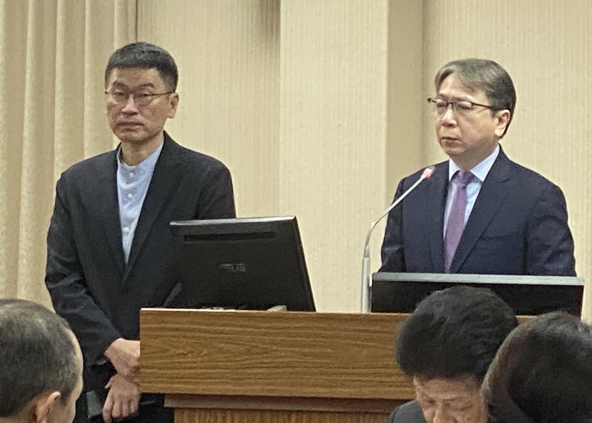 陸委會副主委梁文傑與國安局長蔡明彥(右) 圖：林朝億/攝