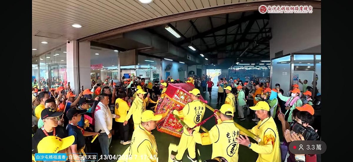 媽祖停駕後隨即進入營業所。 圖：翻攝自白沙屯媽祖網路電視台YouTube