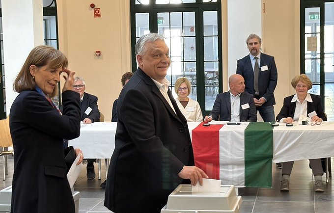 當地時間 12 日，匈牙利舉行 2026 年的議會選舉，由現任總理歐爾班領導的「青民盟」敗給了前青民盟成員馬扎爾建立的「蒂薩黨」，外界普遍認為此次選舉結果象徵著匈牙利即將回歸歐洲的懷抱。圖為奧班參與投票活動。 圖：翻攝自 @duwen2023 X 帳號