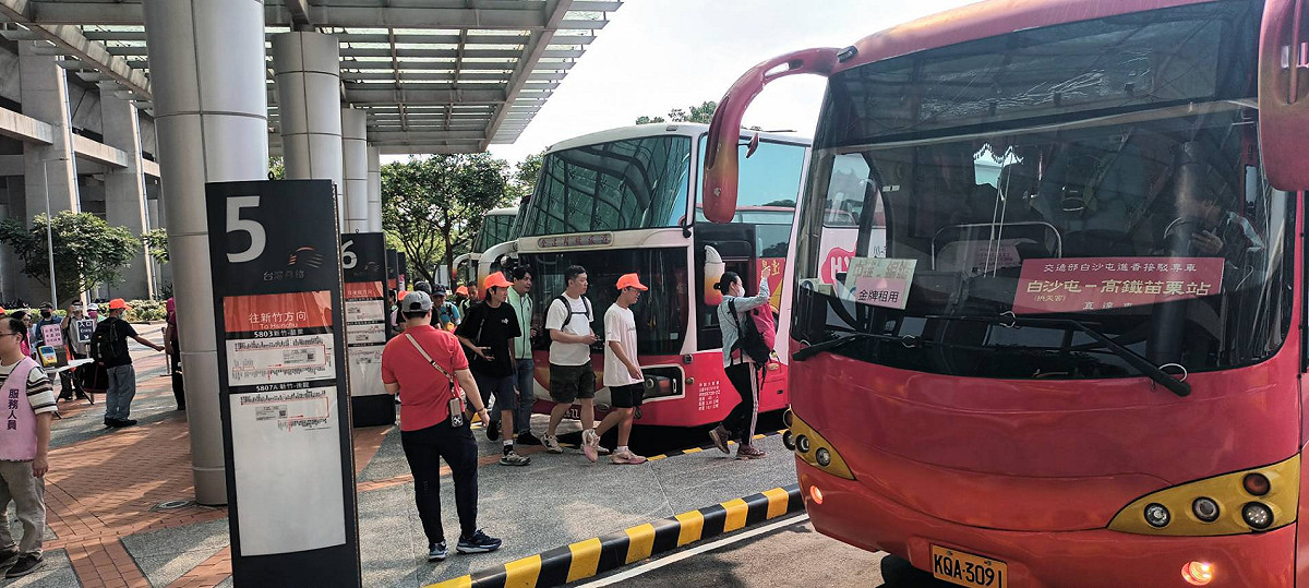 白天，旅客由高鐵苗栗站搭乘接駁車往白沙屯拱天宮。 圖：交通部／提供