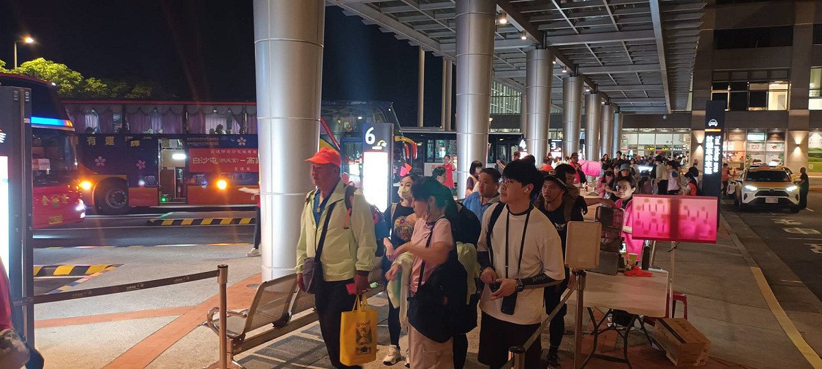 白沙屯媽祖起駕首日深夜，旅客排隊等搭接駁車。 圖：交通部／提供