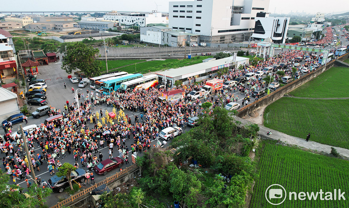 白沙屯拱天宮天上聖母往北港朝天宮8天7夜進香，今啟程首日。清晨剛天亮不久，白沙屯媽祖帶領香燈腳走進苑裡市區，隊伍綿延數公里，場面壯觀。今年共有46萬多名香燈腳報名往北港進香，人數為歷年之冠！ 圖：張良一/攝