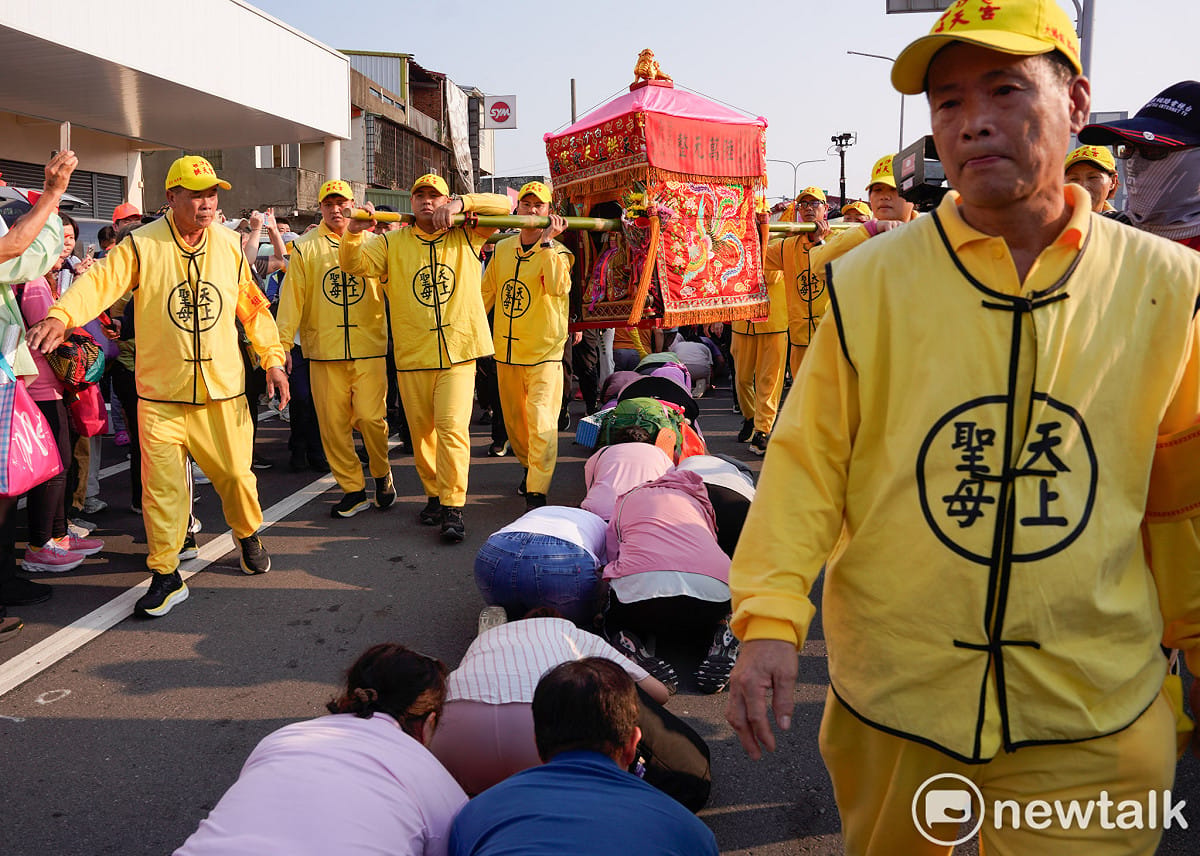 白沙屯媽祖往北港朝天宮進香，許多沿途的民眾在媽祖行經路線等待鑽轎腳，希望得到媽祖的庇蔭。 圖：張良一/攝