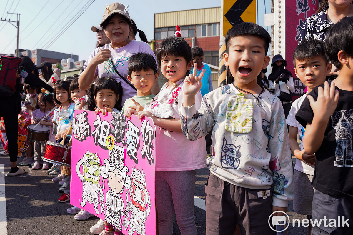 大甲一所幼兒園的小朋友在路旁等待媽祖來到，也向徒步的香燈腳加油打氣。 圖：張良一/攝