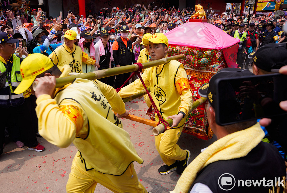 白沙屯媽祖往北港朝天宮進香首日來到大甲，中午並在大甲鎮瀾宮駐駕，當白沙屯媽祖三進三出衝進鎮瀾宮時，引起一片歡呼。 圖：張良一/攝