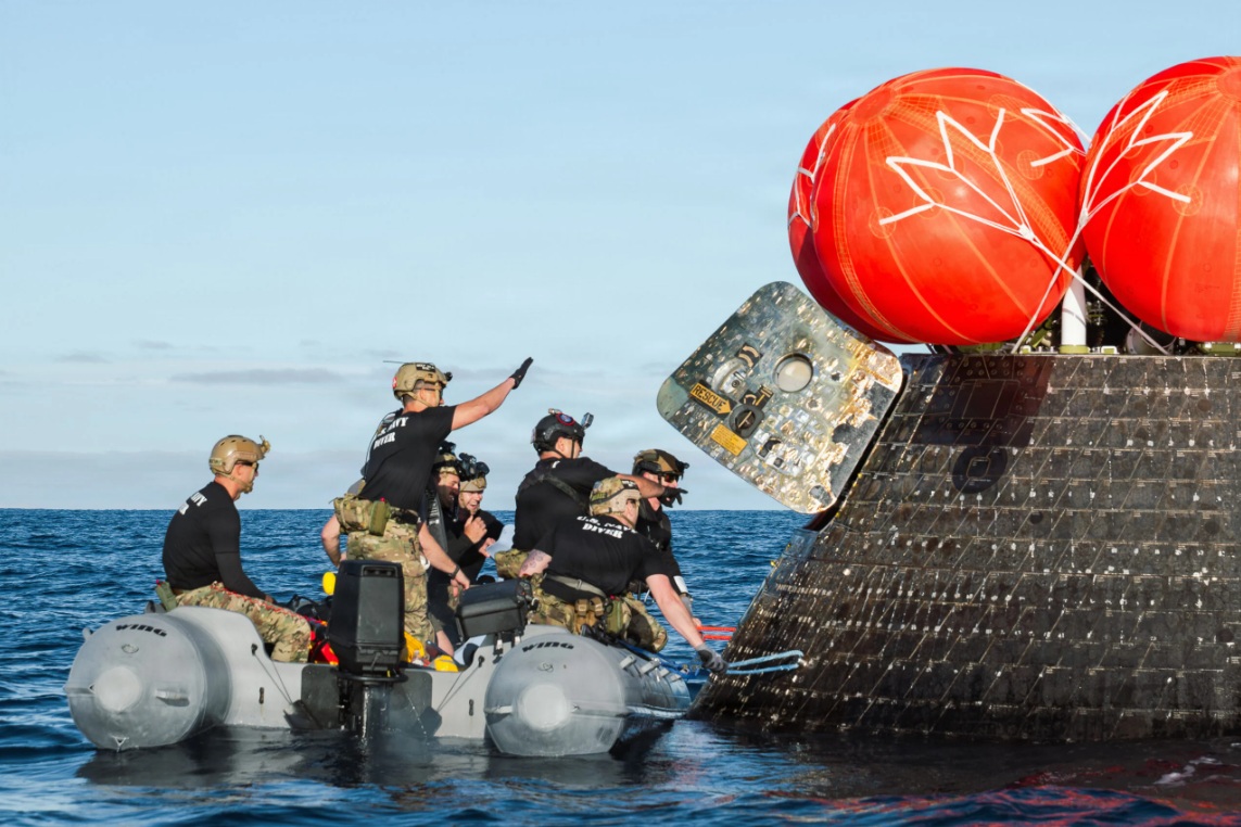 美國國家航空暨太空總署「阿提米絲2號」任務的獵戶座（Orion）太空艙「誠信號」（Integrity）濺落於加州太平洋外海。美國海軍「艙體首次接觸提供者」醫護小組開啟艙門，並進入艙體檢視成員健康狀況。 圖：翻攝US Navy