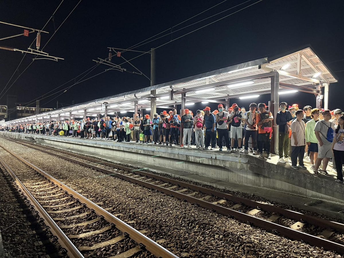 白沙屯媽祖起駕首日深夜，台鐵滿滿等車人潮。 圖：交通部／提供