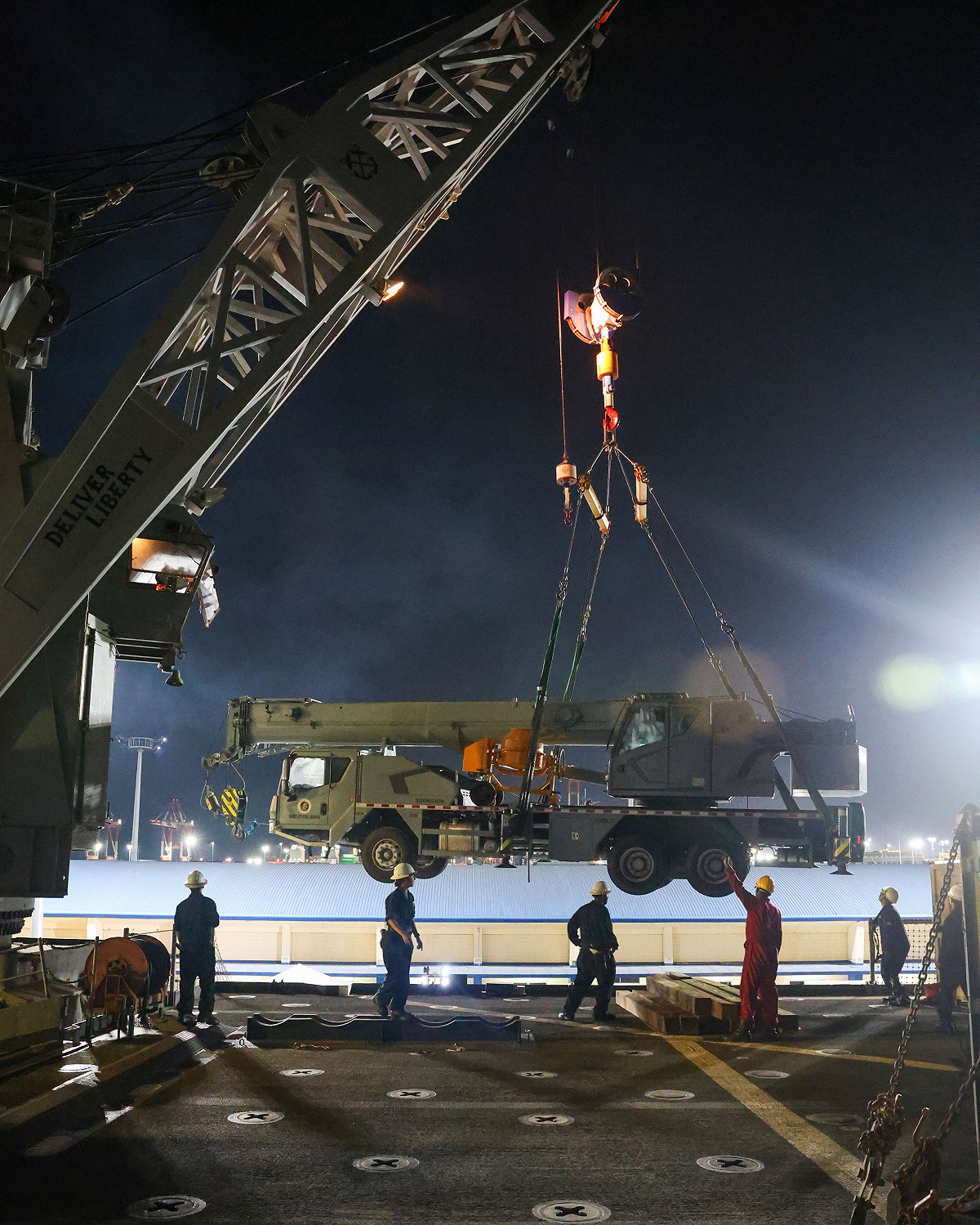 美菲澳MCA多邊演習，納入工兵機具運送的後勤演練。美國海軍惠德比島級船塢登陸艦「阿希蘭號（LSD-48）」，運載菲律賓海軍第3海軍戰鬥工兵營的伸縮臂起重機。 圖：翻攝「X」@INDOPACOM