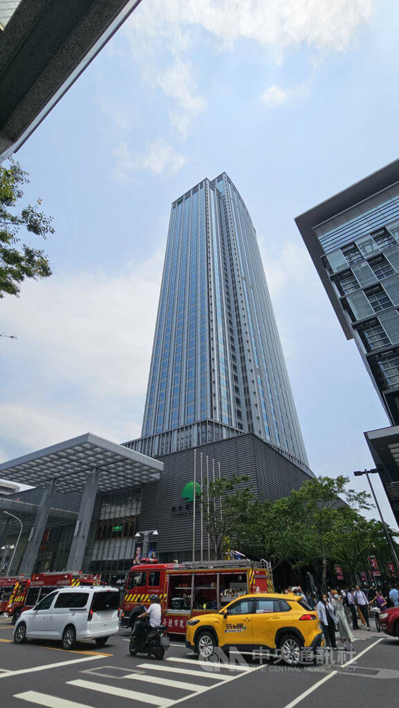 台北市信義區微風信義百貨46樓自助餐廳「饗饗」台北信義店13日發生火警，台北市消防局獲報馳援撲滅火勢。（翻攝照片）中央社記者黃麗芸傳真　115年4月13日