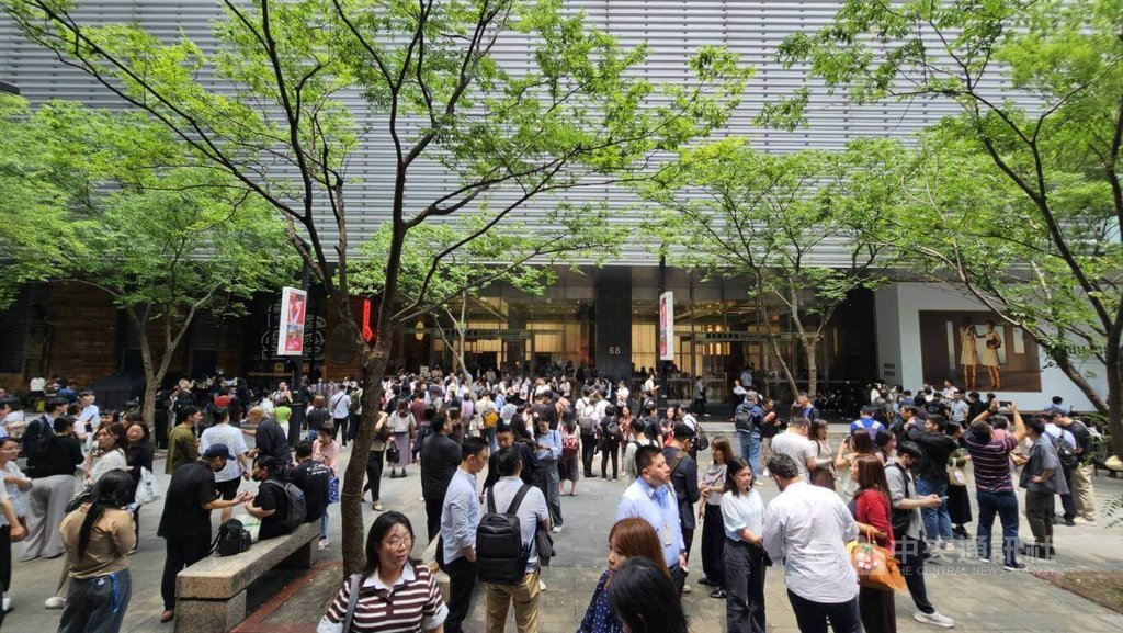 台北市信義區微風信義百貨46樓美食餐廳13日火警，現場疏散312人，有5人因嗆傷、不適送醫。（翻攝照片）中央社記者黃麗芸傳真　115年4月13日