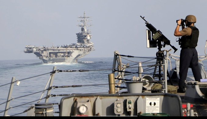 在美國總統川普宣布封鎖荷姆茲海峽後，多艘美軍艦艇航行穿越荷姆茲海峽，伊朗方面也緊急宣布開放「非軍事船隻」的通行。圖為 2023 年美軍「艾森豪號」航母打擊群航穿荷姆茲海峽。 圖：翻攝自 @Lawrenc09874431 X 帳號