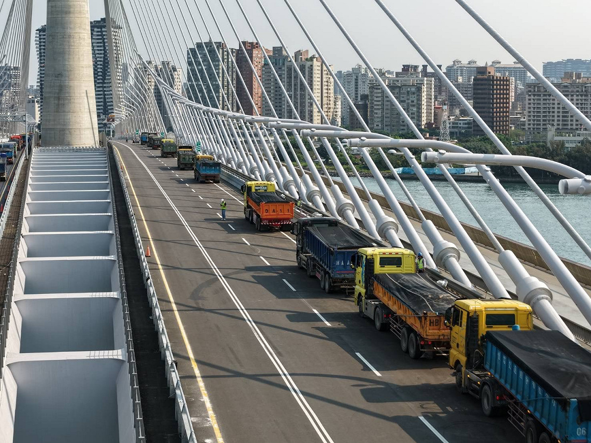 為迎接淡江大橋通車，公路局展開一連串車輛載重試驗。 圖：公路局／提供