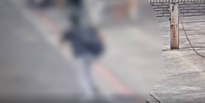 男子疑似偷拍背女子發現，隨即倉惶逃離現場。 圖：翻攝畫面