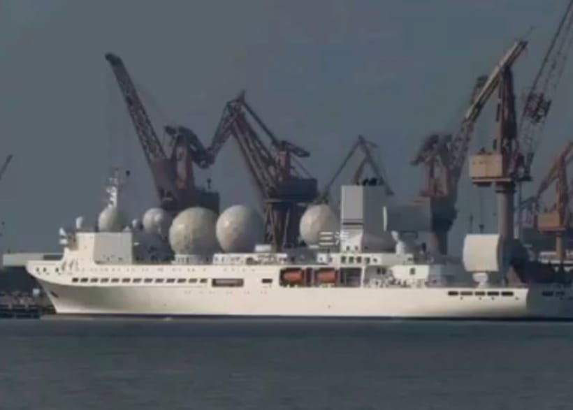 中國間諜船不斷出現在玻斯灣的美軍航母周邊，疑蒐集重要軍事參數，並將資訊傳給伊朗。 圖 : 翻攝自 X / WAR