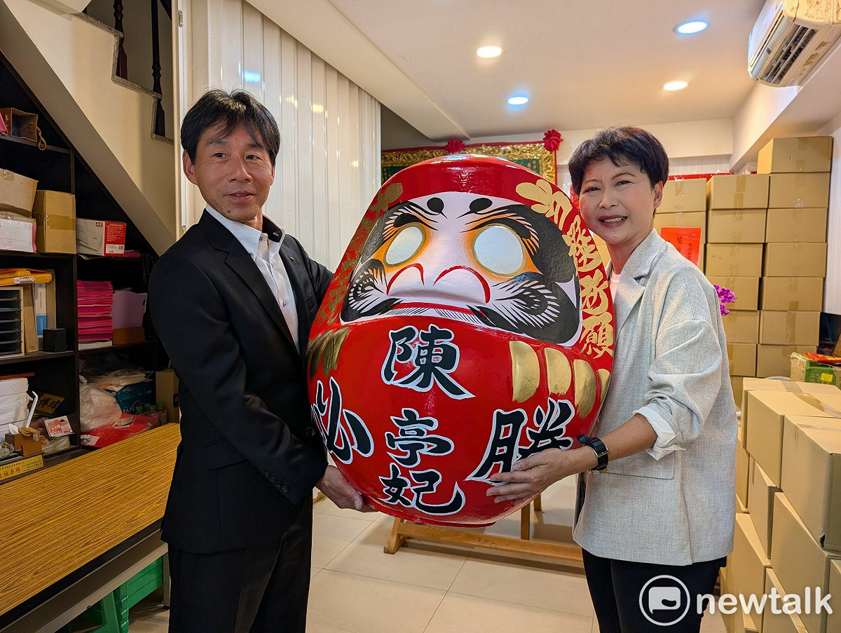 日本群馬縣高崎市農政部部長原田修樹率農業科長平野真也等人，專程拜訪立委陳亭妃，並致贈象徵祈願與祝福的巨大達摩不倒翁，為其投入台南市長選舉加油打氣。更特別在達摩背面題字，祝福陳亭妃成為「台南四百年來第一位女性市長」。 圖：陳亭妃服務處提供