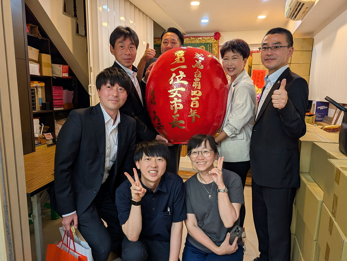 日本群馬縣高崎市農政部部長原田修樹率農業科長平野真也等人，專程拜訪立委陳亭妃，並致贈象徵祈願與祝福的巨大達摩不倒翁，為其投入台南市長選舉加油打氣。更特別在達摩背面題字，祝福陳亭妃成為「台南四百年來第一位女性市長」。 圖：陳亭妃服務處提供