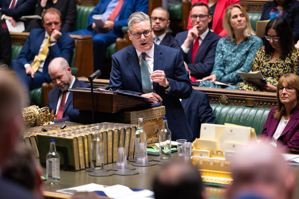 英國首相施凱爾13日表示，本週他將與法國總統馬克宏召開領袖峰會，與各國討論促成荷莫茲海峽重新開通、結束中東衝突的行動方案。 圖：英國國會下議院提供提供