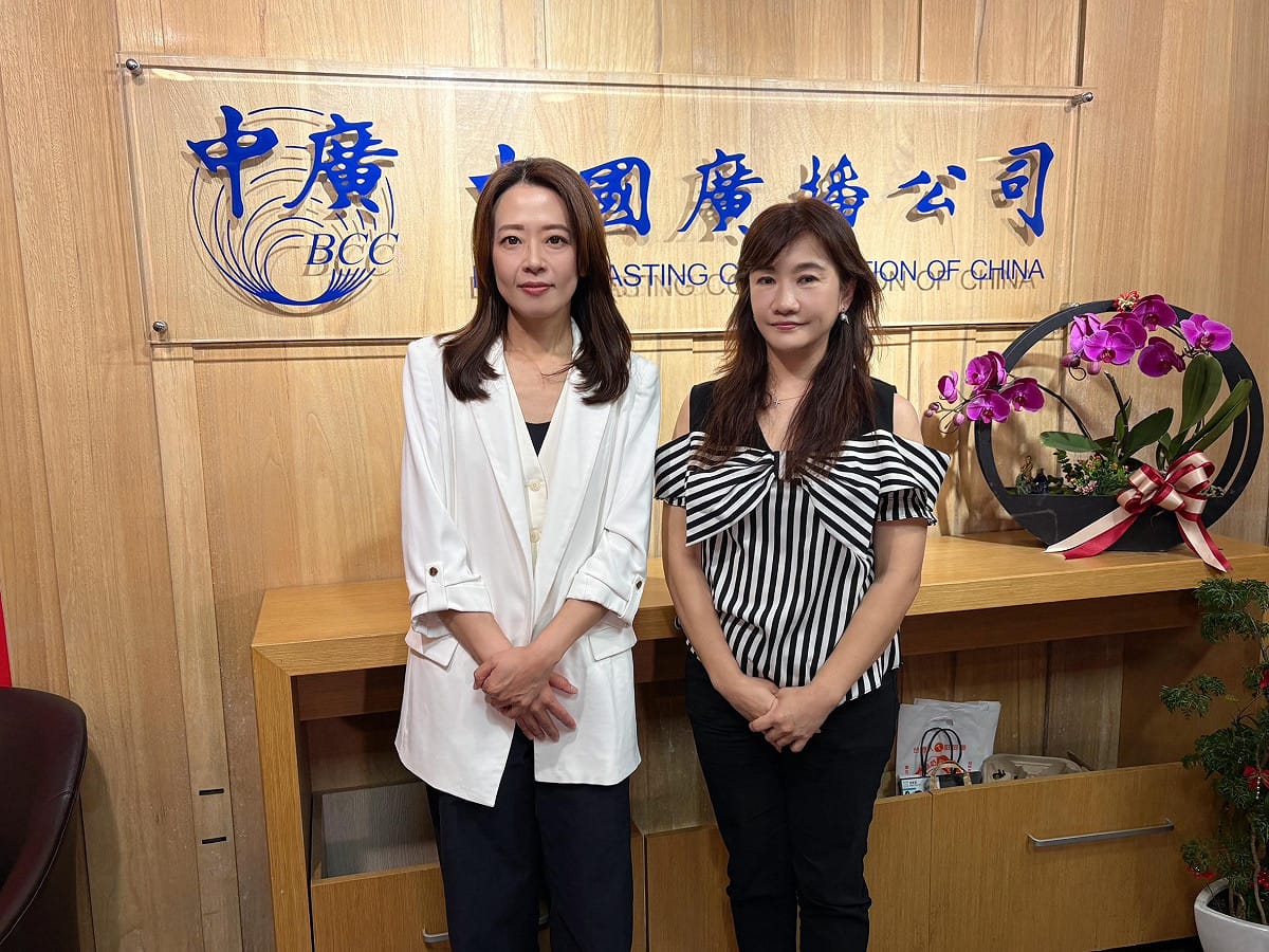 國民黨發言人江怡臻（圖左）接受中廣《千秋萬事》節目主持人王淺秋專訪。 圖：新傳媒/提供