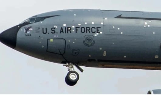 傷痕累累的美軍 KC-135R 型空中加油機被目擊降落在英國薩福克郡的米爾登霍爾空軍基地。 圖 : 翻攝自央視新聞