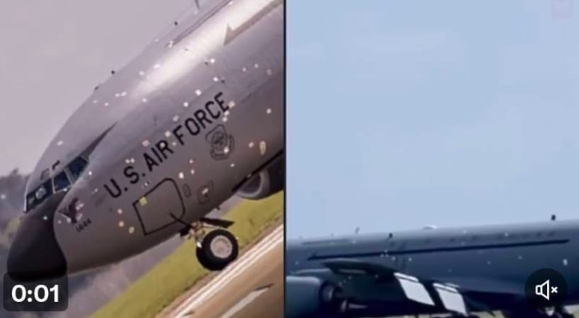 全身都是彈孔與補丁，傷痕累累的美軍 KC-135R 型空中加油機，當地時間 12 日被目擊降落在英國薩福克郡的米爾登霍爾空軍基地。 圖 : 翻攝自 X / Open Source Intel