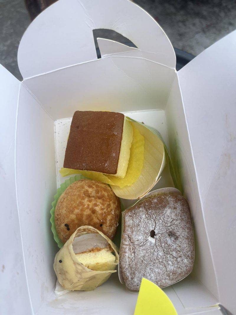民眾撿起被丟棄的餐盒，發現裡面食品均未食用。 圖：翻攝自白沙屯媽祖全球徒步聯誼會
