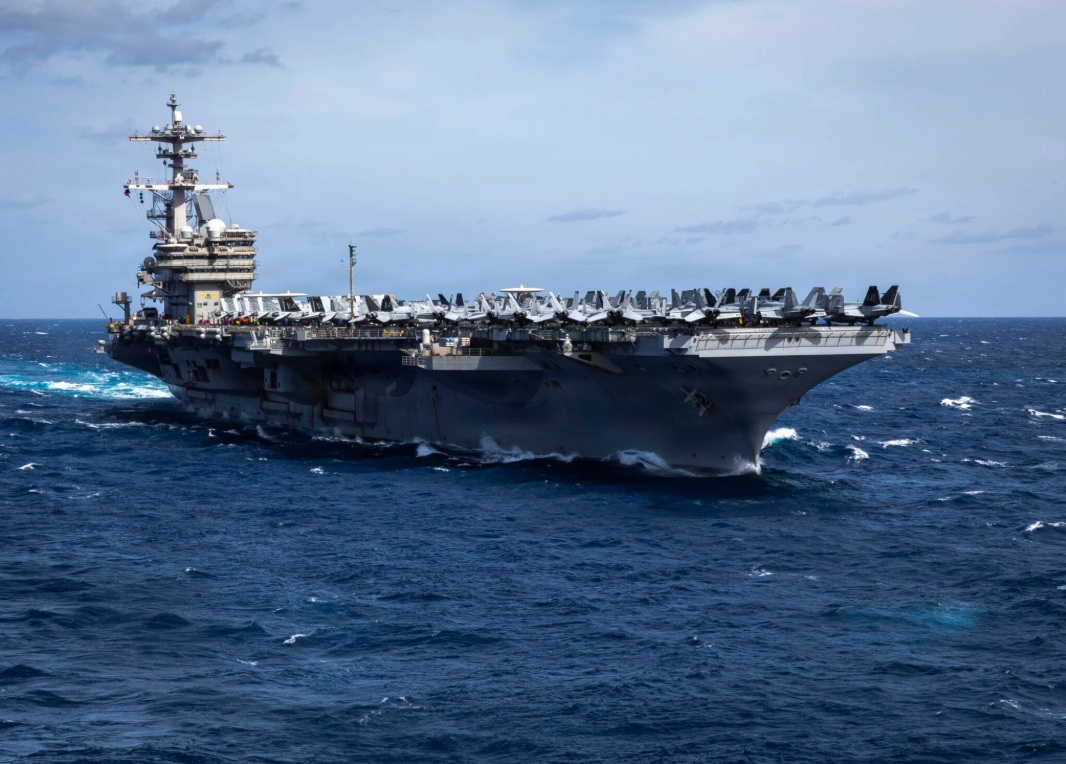 美軍正將多艘航母戰艦集結於中東進行海域封鎖行動。圖為美軍 「布希號」 航空母艦。 圖：翻攝 US Navy