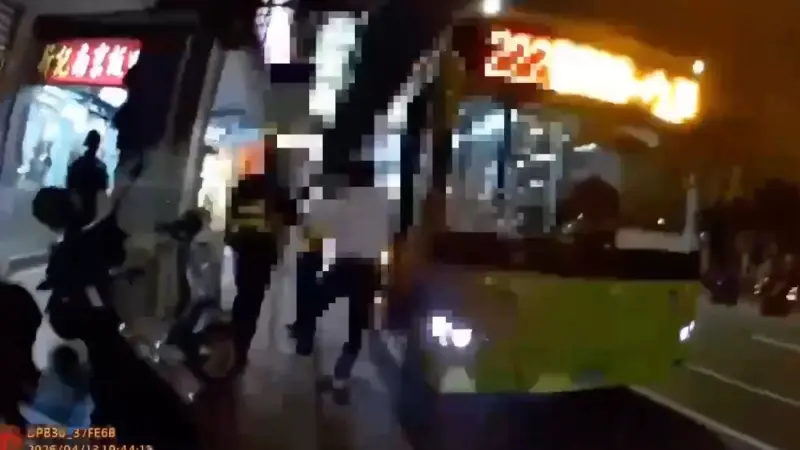 台北公車昨晚發生乘車糾紛，劉姓乘客與司機爆發衝突。 圖：警方提供
