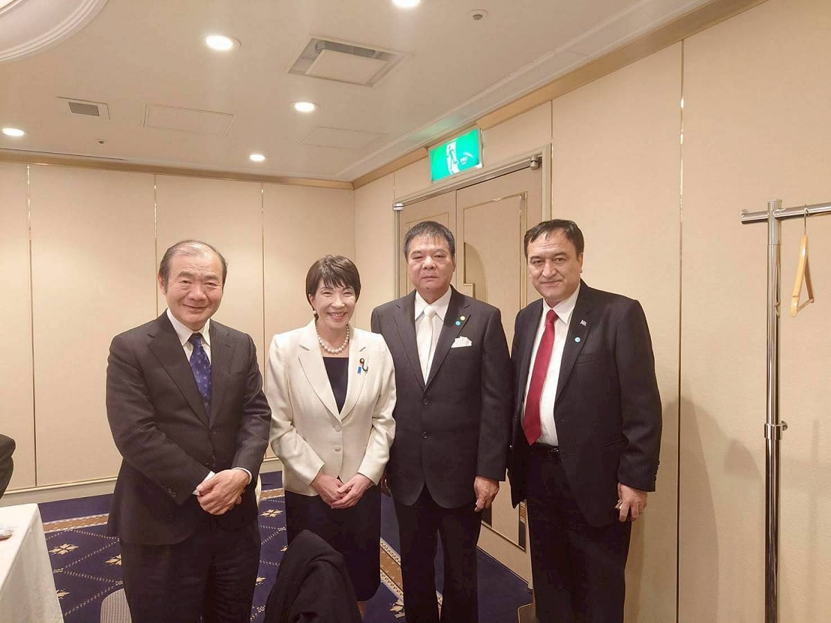 張吉雄(右二)曾兩度赴日參與高市早苗(左二)競逐首相大位的造勢活動。 圖：張吉雄/提供