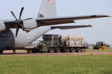 另外，美軍的 B-1B 、 B-52H 戰略轟炸機也在英國拉夫福德皇家空軍基地裝載炸彈，準備參與對伊朗的打擊行動。 圖：翻攝自 @LPX2019 X 帳號