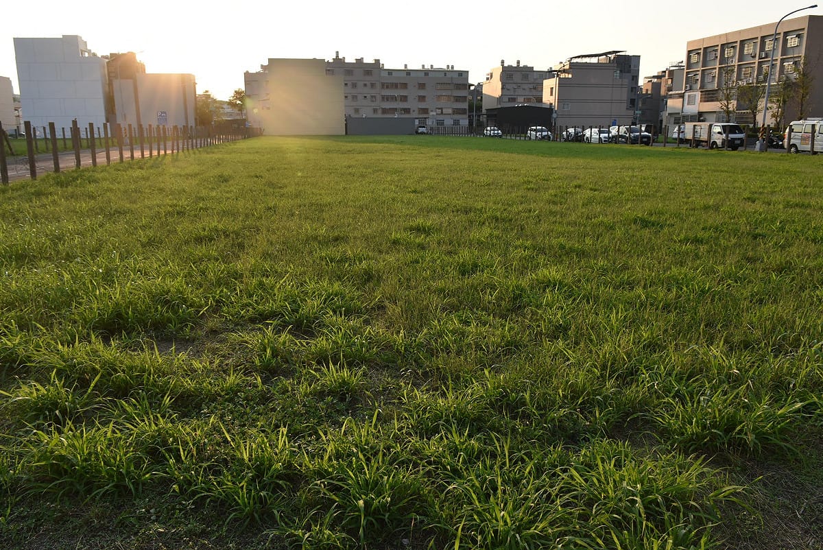 張吉雄建議日本將駐台大使館或台日交流協會遷移到紅毛港保安堂後方這塊土地。 圖：孫家銘/攝