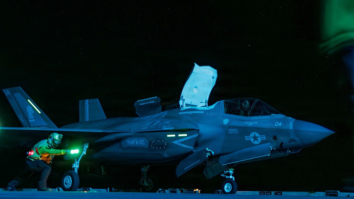 「的黎波里號」兩棲攻擊艦（USS Tripoli，LHA-7）正於夜間進行高強度飛行作業，甲板燈光劃破海上黑暗，戰機起降頻繁。 圖:翻攝自X帳號@LPX2019