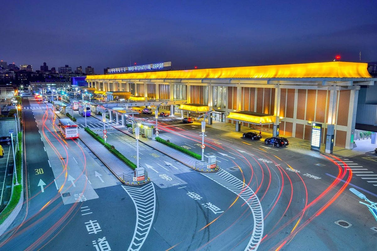 台北國際航空站(松山機場)指出，配合國慶籌備委員會規劃的空中操演排程，松山機場部分航班將有異動。(松山機場資料照) 圖：翻攝自松山機場臉書