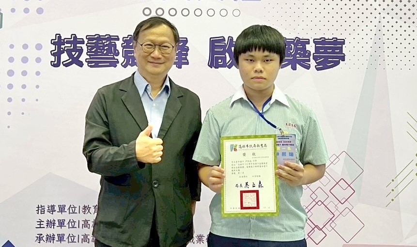 獲電機電子職群基本電子應用主題第一名的尹熙瑞(右)。 圖：高雄市教育局/提供