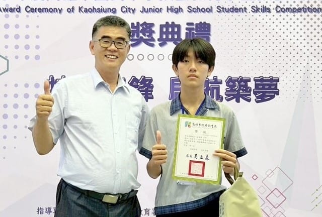 機械職群鉗工基礎工作主題第一名莊秉燁(右)。 圖：高雄市教育局/提供